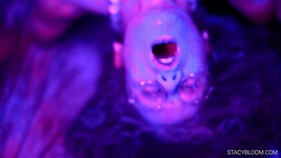 बेबी कैमरे पर हस्तमैथुन करती है और खुद को ऑर्गेज्म में लाती है।